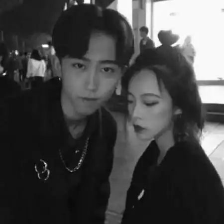 黑白超拽情侣头像,真的很想你不想让你受委屈
