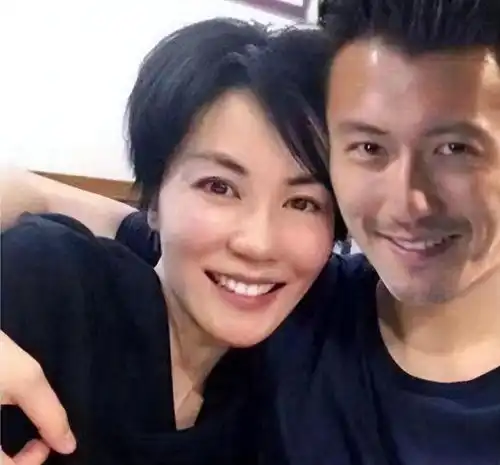 刘德华谢霆锋合影,年龄相差19岁状态像同龄人,网友谢像失恋了
