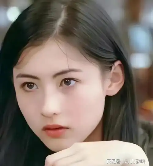 看正脸是绝世美女,侧脸却一马平川,这几位女明星美得太勉强
