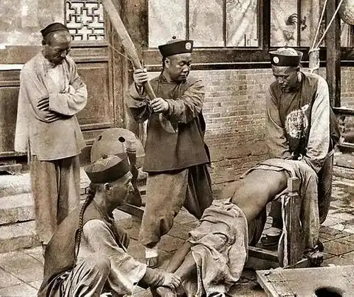 老照片古代真实的地主太监歌伎被打的犯人,别被电视骗了
