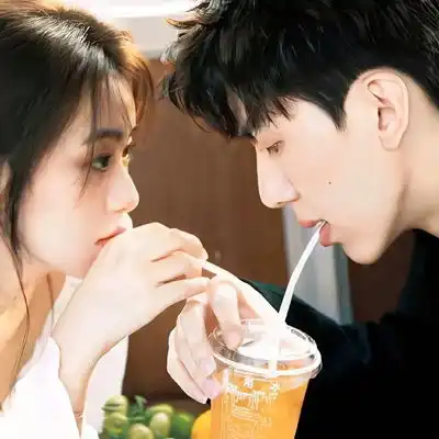 2023最新热情亲吻真人情侣头像
