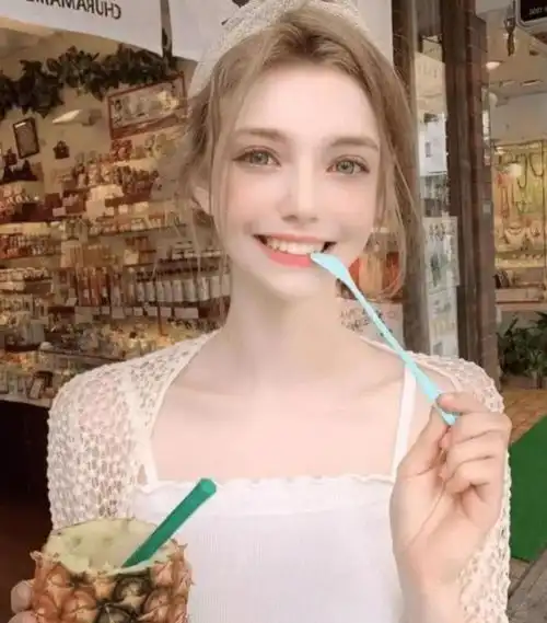 公认最美超模火了,高级脸惊艳众人,网友这脸是多少男人的梦想
