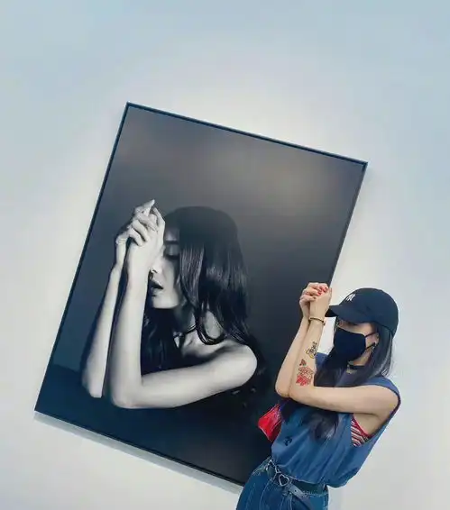 社死现场年轻男子没认出杨幂,大胆上前送饮料搭讪,全程被拍
