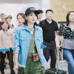 刘涛携王珂高调亮相机场,大圆脸变小v脸,瘦得简直像换了个人
