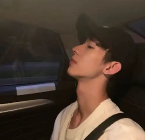 男生头像高冷质感
