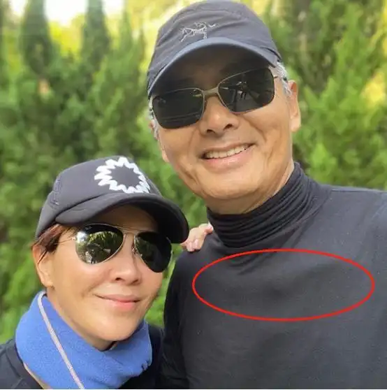 65岁周润发近照曝光,相约刘嘉玲晨跑,身形暴瘦引担忧
