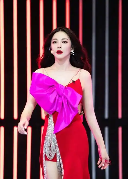 张雨绮形容的鬼才绮学爆火原来笨蛋美女张雨绮才是真正的明白人
