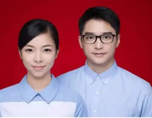 白色底的证件照穿什么衣服照比较好
