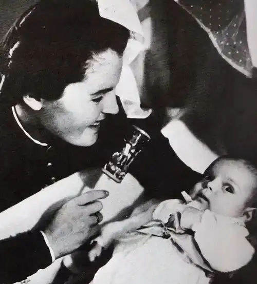 罗密演活了茜茜公主,14岁独子离世10个月后,43岁的她心碎而亡
