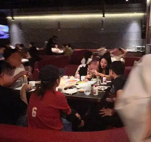殷桃私下聚餐被偷拍,五官线条太出众,一人一瓶小茅台酒量真好
