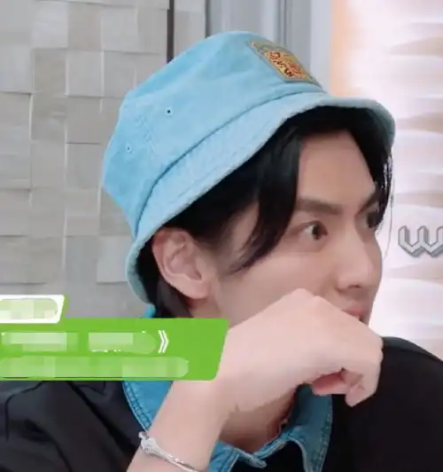 baby吴亦凡穿戴情侣手镯和衣服黄晓明看了这些同款画面情何以堪
