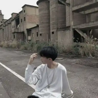 失恋后的头像男用男生失恋伤心流泪图片
