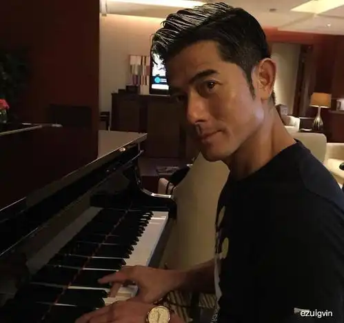 56岁郭富城再拍封面,帅气外表不输当年,豪宅专修奢华大气似宫殿
