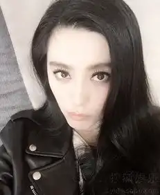 范爷这回又霸气了穿白色斗篷手牵骏马
