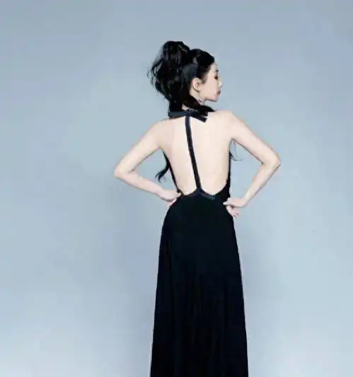 黑色大露背长裙,杨紫的穿搭越来越性感了高马尾卷发,令人惊艳
