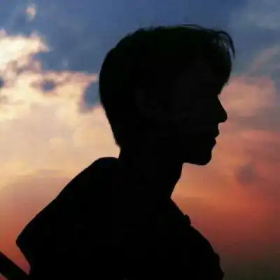 有哪些男士的背影图片可以当头像的黑色的,冷酷的那种
