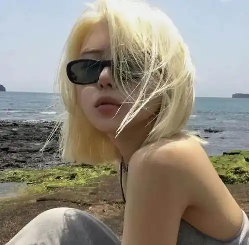 风格小众的复古风女生头像
