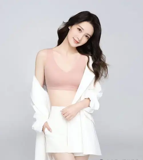 李沁,实力派女星的时尚魅力

