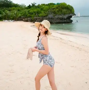 时尚穿搭性感优雅的泳衣美女,轻松秀出凹凸有致的好身材
