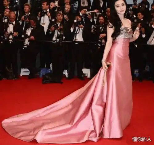 在走红毯时丑态百出的明星李玉刚被赶走,她真给中国女演员丢脸
