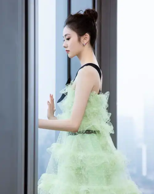 谋女郎亮相首映礼,皮质西装配皮短裤,高跟鞋倍显好身材
