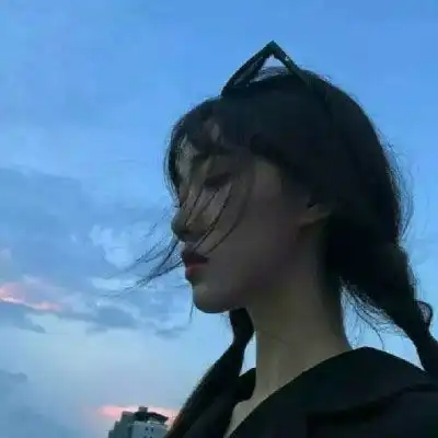 女生头像霸气侧脸不由得为约会的打扮而烦恼
