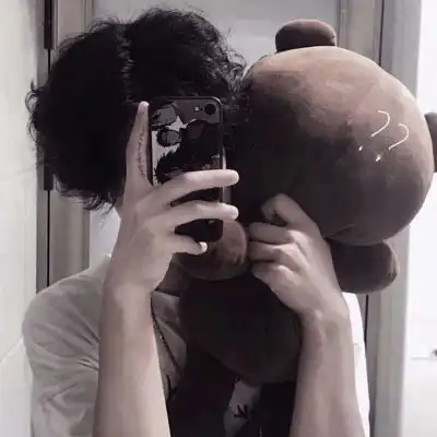 qq头像男生拿手机遮脸冷漠用手机遮脸图片
