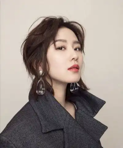 刘诗诗露天鹅颈气质超然,优雅短发甜美出镜,网友吴奇隆宠的好
