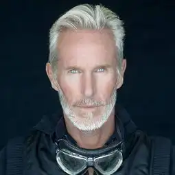 人物年近60的他活出年轻人的模样,在户外的路上折腾不停
