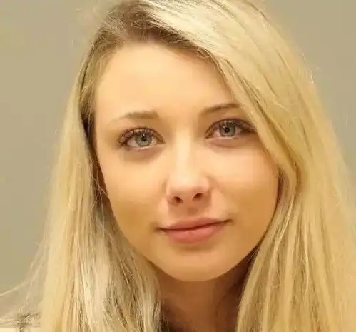 推特最美女囚犯入狱照走红,相貌姣好,比模特更有气场
