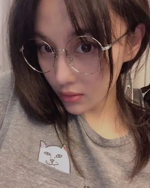 张馨予素颜皮肤白皙,一大盘妈妈牌饺子让人垂涎,和老公一起吃
