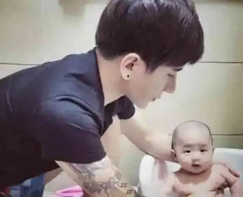 整容狂魔她花8年整成范冰冰老公整成李晨,孩子的颜值亮了
