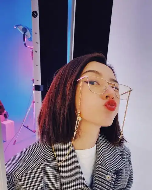 古灵精怪的宋祖儿太会穿了,格纹外套搭白t,层次感凸显高级
