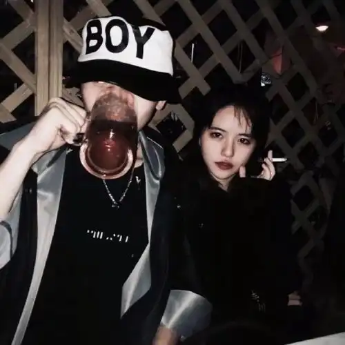 头像我笑到眼泪也流了怎么还是不快乐
