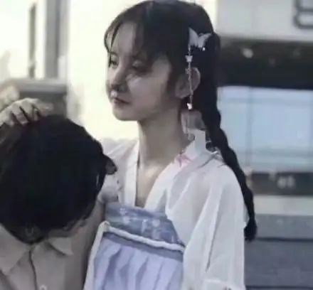 女生肚肚好痛,傻子才回多喝热水,看看啥叫高情商回复
