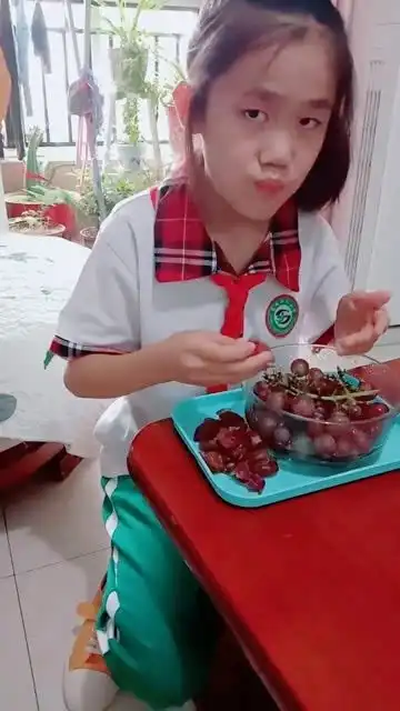 女儿真会说话,知道看我脸色行事,还可以
