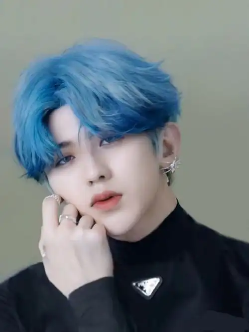 2020elle风尚大典乘风而来,原创音乐人蔡徐坤漂染蓝发展现蓝色帅气
