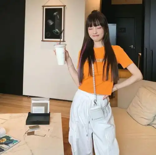 李小璐越来越像18岁,扎丸子头秀小蛮腰,不去参加女团都可惜了
