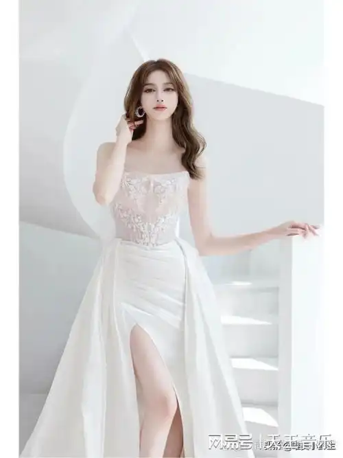 提前试好白婚纱,期待早一点成为你的艳丽新娘子
