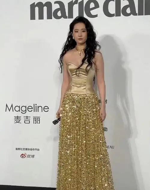 刘亦菲红毯压轴出场,人松肉紧风情万种,腰臀比撩人于无形
