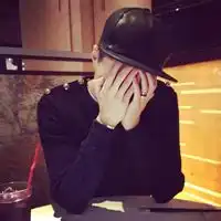 男生qq心情抑郁的头像最后哽咽的不成样子
