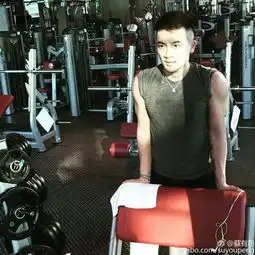 53岁郭富城直播被毁容,8块腹肌却吊打小鲜肉自律30年,人生开挂
