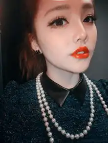 马尾,红唇,项链,衣服都很喜欢
