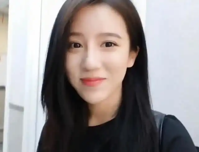 呆妹儿问十岁小女孩我漂亮吗小女孩的回答把呆妹儿气哭
