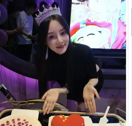 李小璐40岁生日,干弟弟马智宇晒庆生照,李爸李妈同出镜其乐融融
