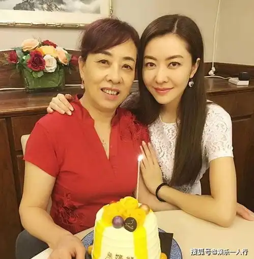 带你看看熊黛林住的豪宅,进门鞋柜超大,起码可以放上百双鞋子
