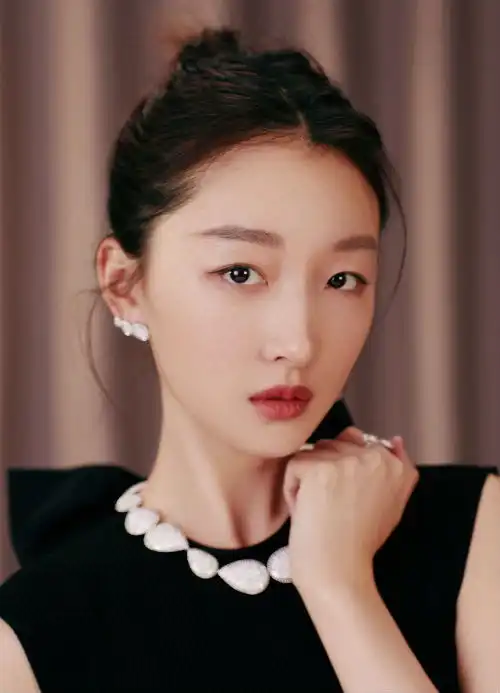 为什么100个流量小花里都难出一张大女主脸
