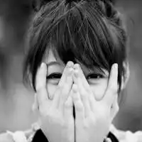 黑白琴键弹出了彩色的画
