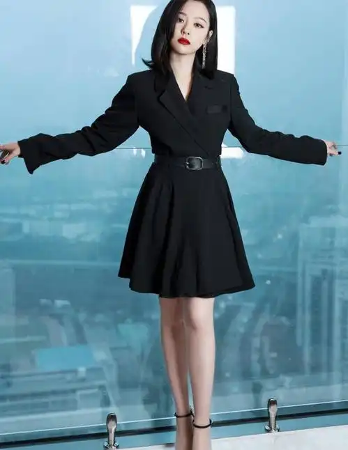 张靓颖瘦出了新高度,身穿西装裙秀美腿,烈焰红唇太有御姐范儿
