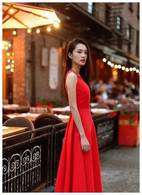 美女明星李沁身着红色长裙娇俏清丽明媚动人写真
